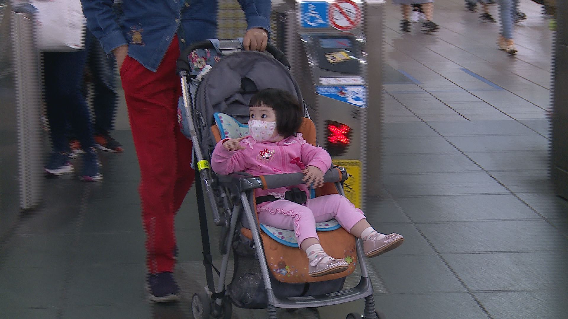 嬰兒搭大眾運輸戴口罩? 北捷.公車不同調