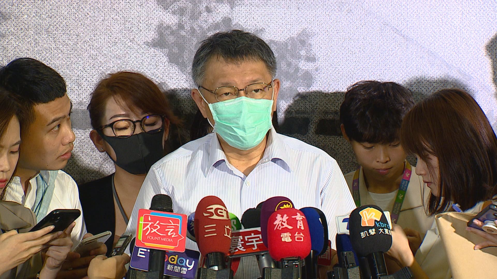 台北市長柯文哲解釋，「其實悠遊卡在台北市小額消費非常方便，你去便利商店幾乎都可以用，你去買高鐵票也可以用啊！」。記者劉昱駿／攝影。