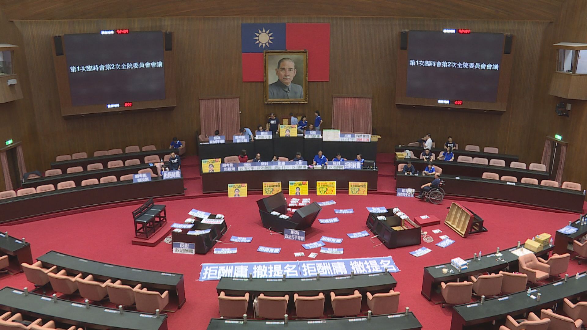國民黨佔領議場已來到三天，藍委們坐在主席台百般聊賴，但就是決定對監委人事權杯葛到底。記者吳祥三／攝影。