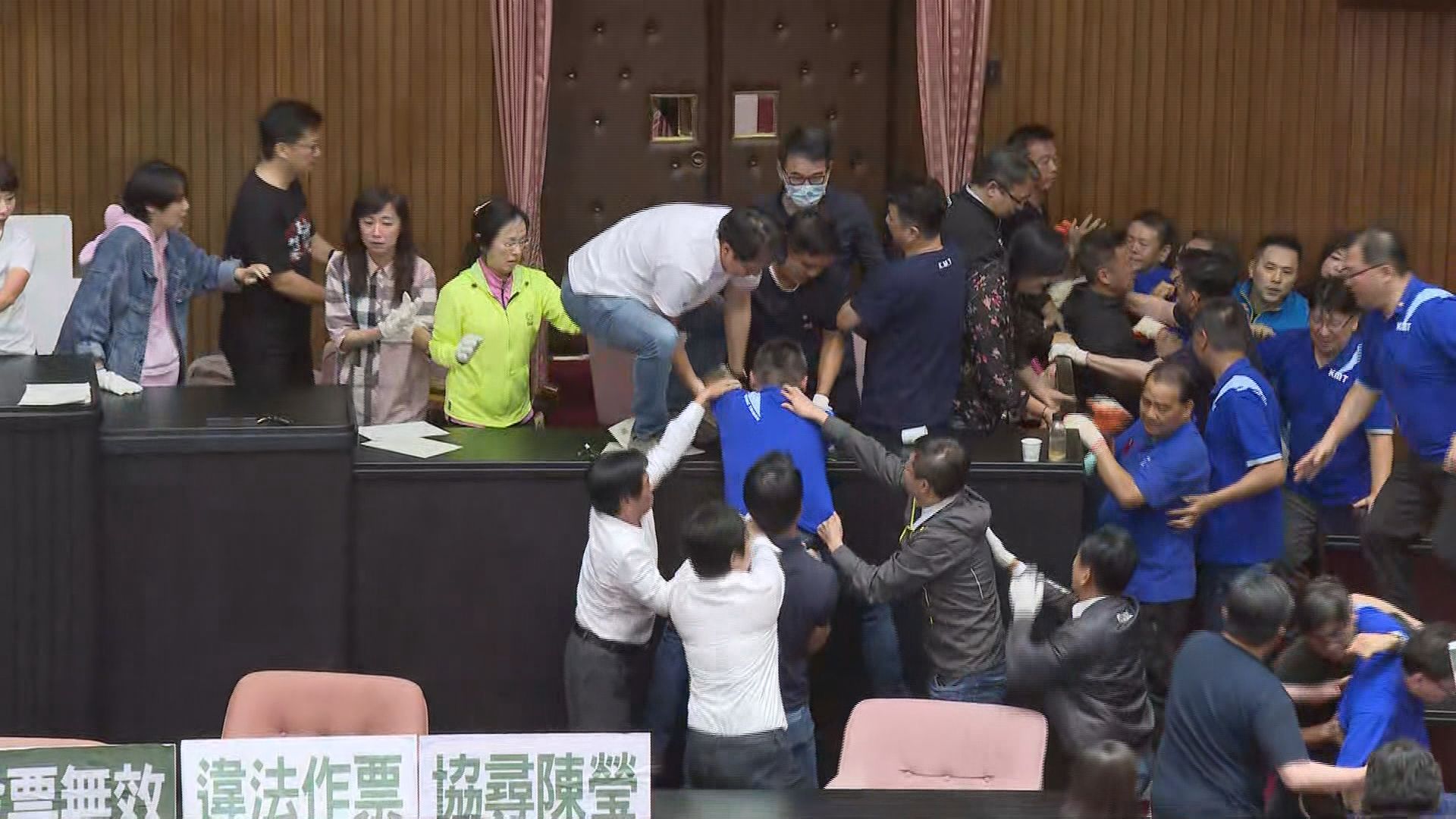 今天會議一開始，國民兩黨立委就爆發嚴重肢體衝突儘管抗議聲隆隆，陳菊仍然以65票順利通過，當選監察院長。記者曾俊瑋／攝影。