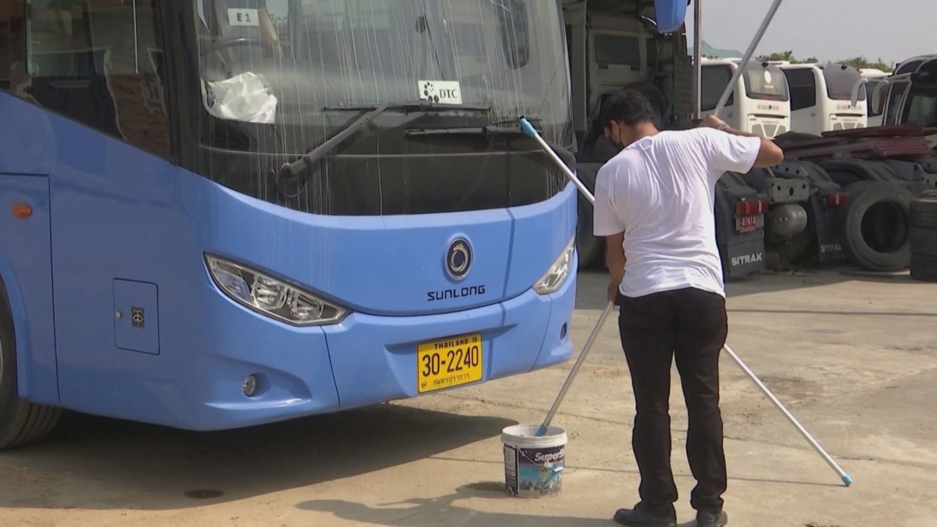 遊覽車司機閒到，只能每天清洗車子，泰國四萬輛遊覽車，目前只剩一成仍在營運！泰國旅遊業佔ＧＤＰ產值約12%，近450萬人從事相關行業，估計已有約上百萬人失業。