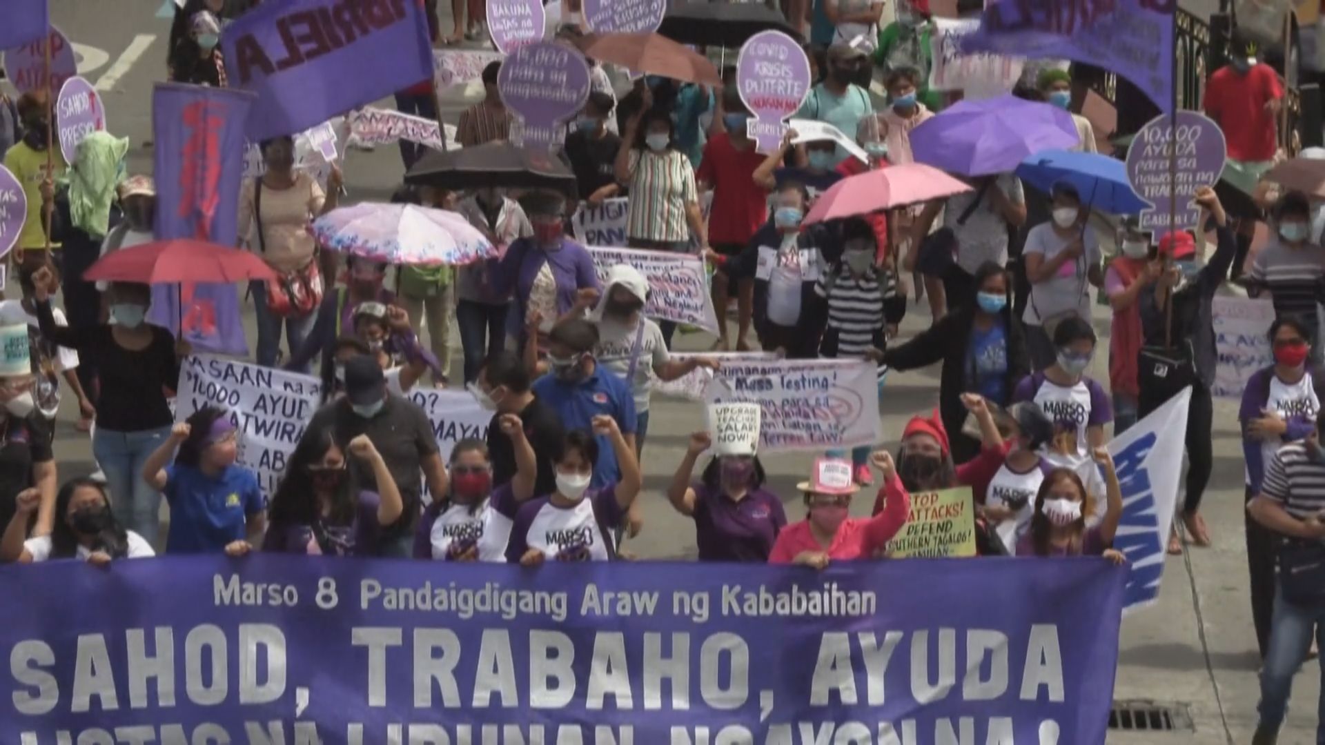今天是國際婦女節，全球都有女性民眾走上街頭，爭取權益。泰國國營員工挺著大肚子，裡頭裝著假嬰兒，要求增加30天有薪育嬰假。菲律賓的示威橋段。圖／翻攝自網路。
