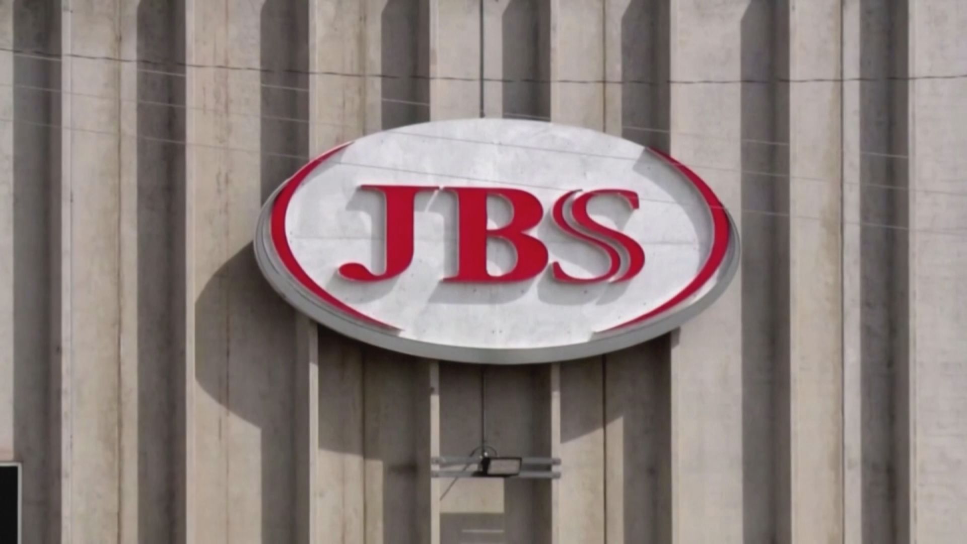 全球最大肉品供應商JBS，上周日遭駭客入侵，緊急關閉北美和澳洲的網路系統，美國有4個州的肉品加工廠，被迫停工，恐怕將影響全美近4分之1的牛肉供應。