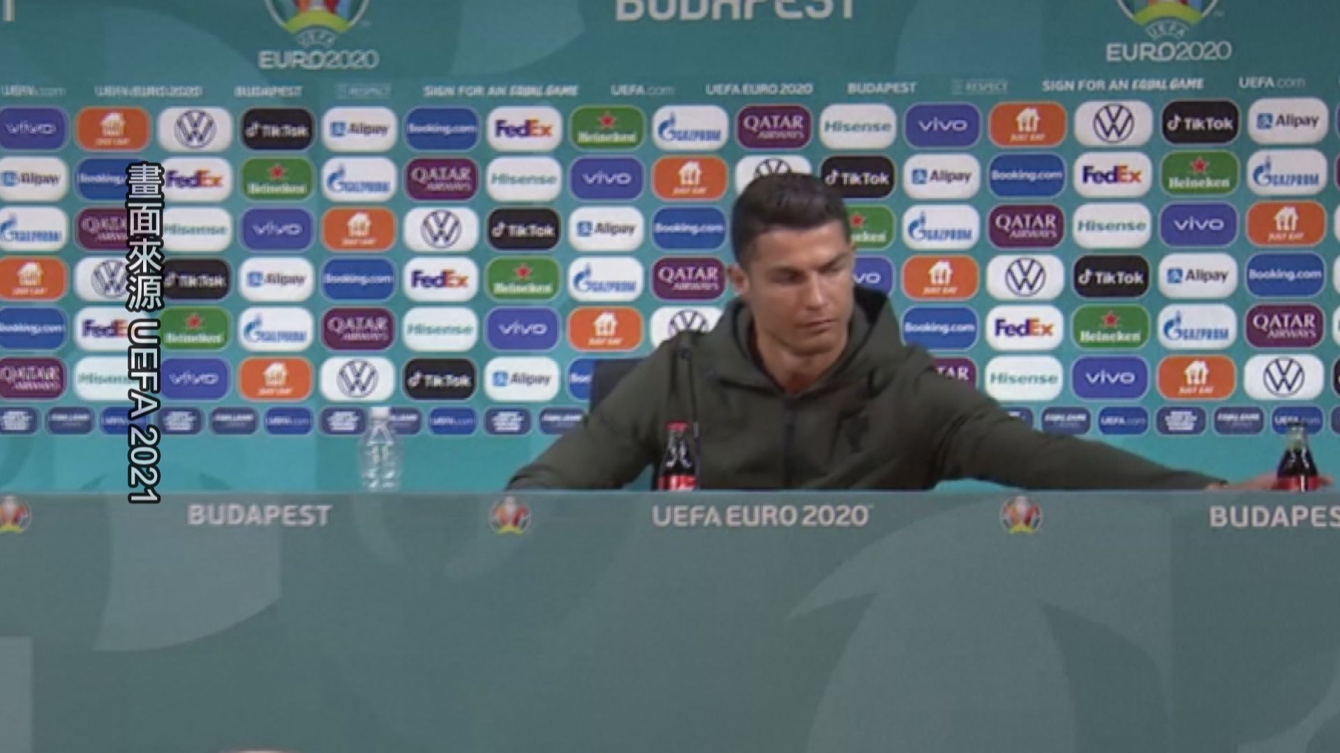 葡萄牙足球巨星C羅，在歐國盃賽前記者會上，一個小動作，證明自己擁有驚人影響力！