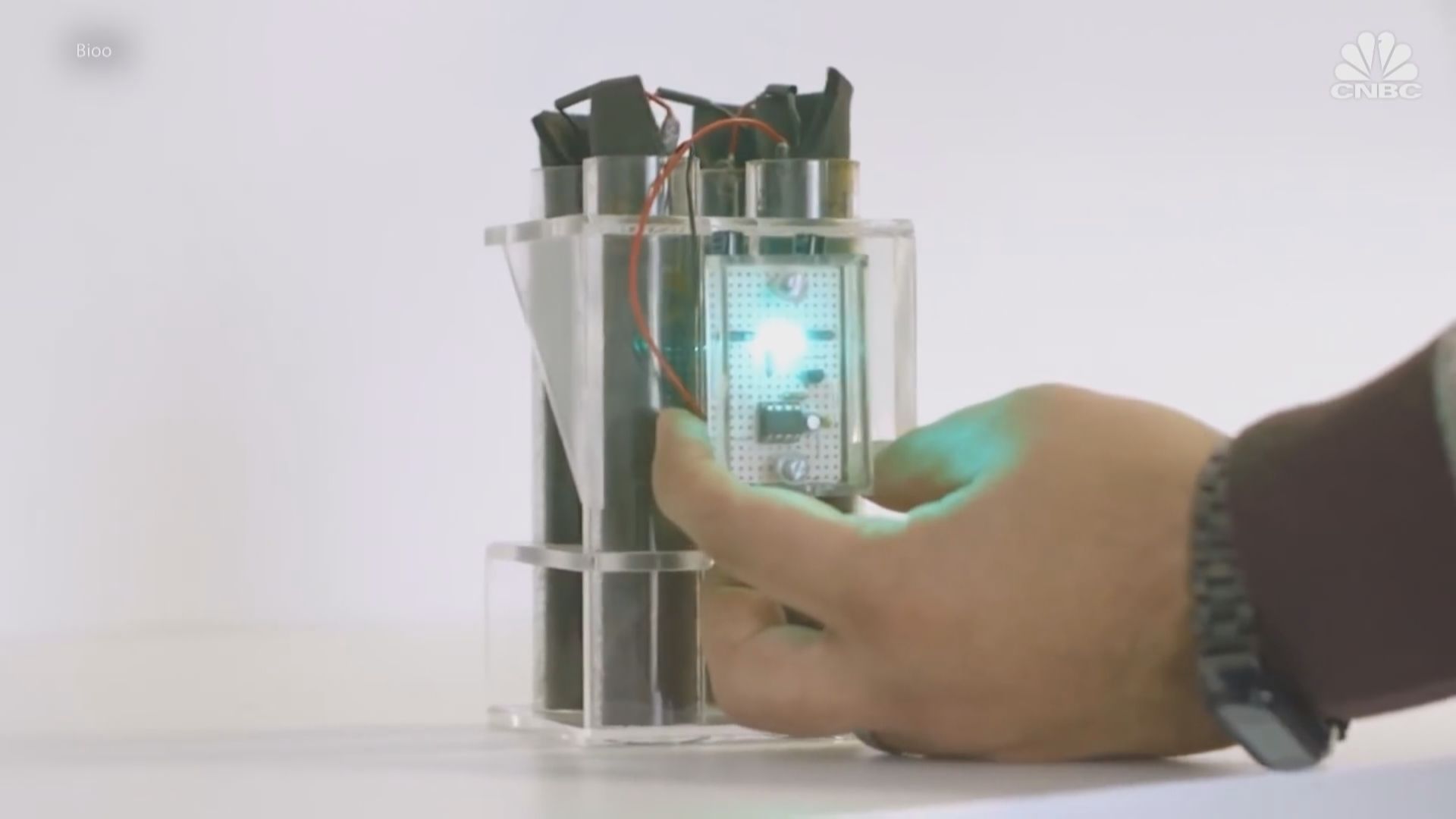 利用泥土裡的微生物活動，來提供電能，成本比其他再生能源便宜，只要大約30塊台幣，使用壽命也很長，至少可以用10年。