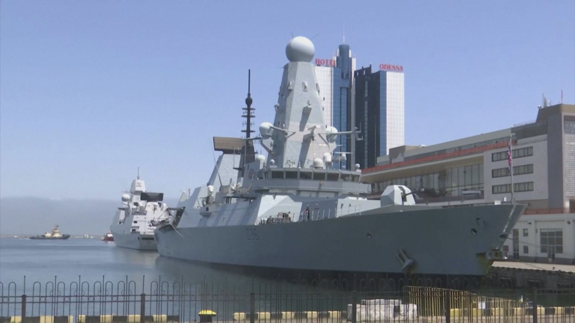克里米亞半島緊張情勢又升溫，俄羅斯指控英國軍艦公然挑釁，闖入屬於俄國的克里米亞海域，因此派出軍艦及戰機驅趕。