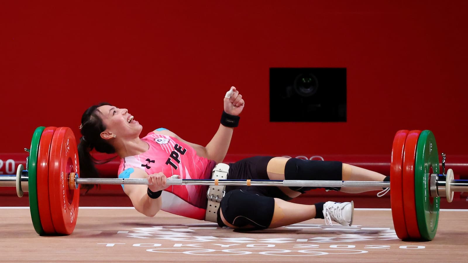我國「舉重女神」郭婞淳在東京奧運舉重女子59公斤級項目勇奪金牌。（圖源／路透社）