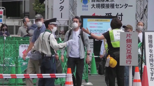 日本東京奧運，今(1)天通報新增18名活動相關確診者，其中1人是運動員，還傳出選手村內，有人違反規定在戶外群聚喝酒。圖源／路透社。