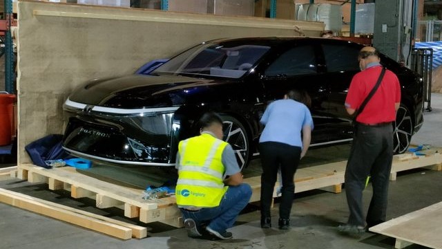 MIH首款電動車運送過程意外曝光！鴻海證實：請拭目以待。（圖／翻攝自PTT TRIMGAL發文）