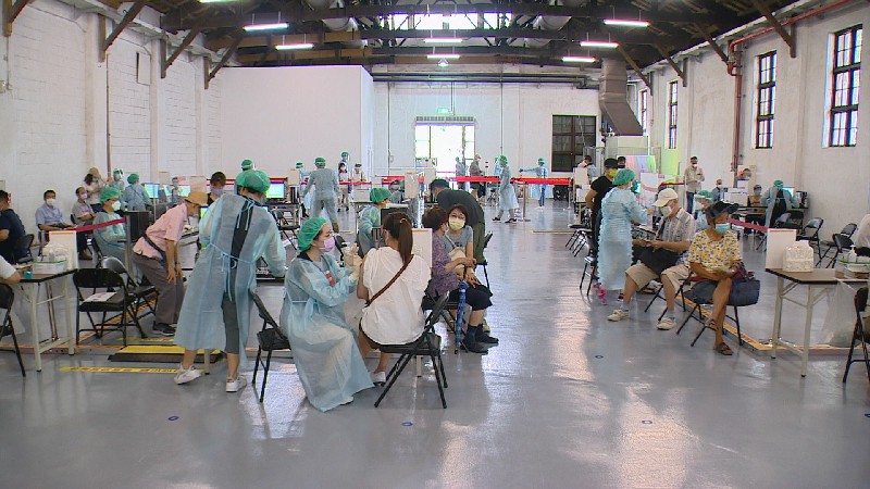 中央流行疫情指揮中心今(18)日宣布，第九輪疫苗即將開打，初步開放18至22歲等3大類對象，接種BNT第一劑，將在 9/20開放預約，最快25號施打。記者熊汝璽／攝影。