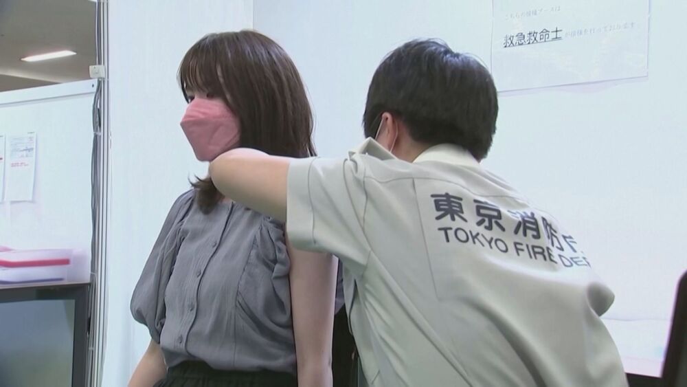 美國食藥局FDA周三批准，輝瑞新冠疫苗加強劑，開放給65歲以上年長者、重症病患以及高感染風險者，日本也在規劃為醫護人員施打第3劑疫苗。