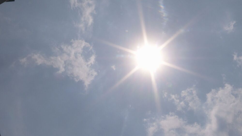 中央氣象局指出，今（28）日各地以晴到多雲的天氣為主，午後嘉義以南地區及其他山區有局部短暫雷陣雨，白天偏熱，各地高溫約32至35度，戶外活動應適時補充水分。（圖源：非凡新聞網資料庫）