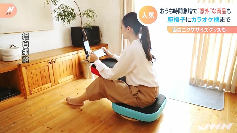 日本的人氣商店當中，各式各樣的懶人神器，有一款懶人遊戲座椅，可以改變椅背的組合，調整姿勢，更結合手機架，可以在玩遊戲的同時跟朋友視訊。圖／翻攝自網路。
