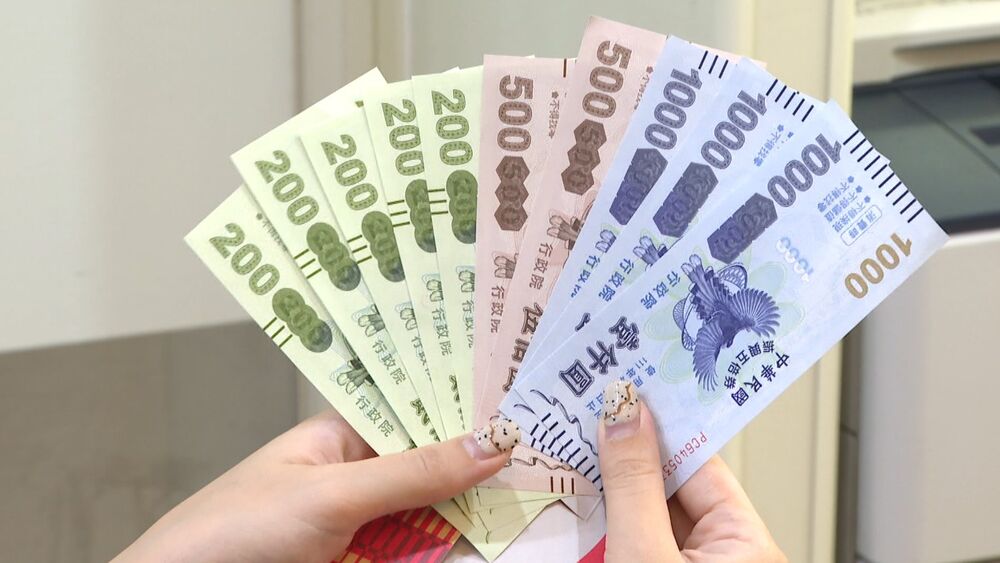 第一波紙本五倍券今（8）日開領！經濟部與各地商圈紛紛再祭出超值加碼活動，希望將振興效果放到最大。（五倍券／非凡新聞網攝）