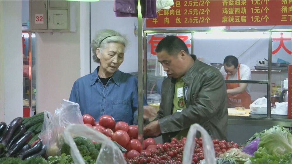 中國則受到極端氣候影響，當地蔬菜供應也出狀況，導致菜價不斷上漲。非凡新聞資料照。