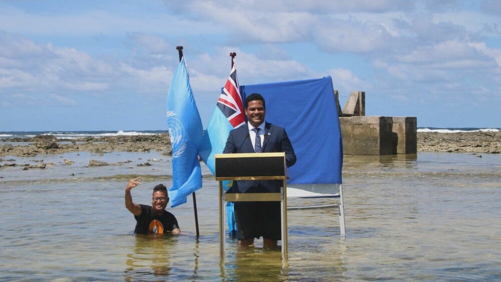 國家快淹沒!吐瓦魯外長泡海水替島國發聲