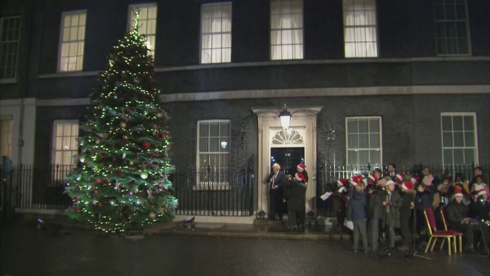 英國首相強生點燈出包，官邸前的耶誕樹燈飾，只亮了一半，還好最後恢復正常。