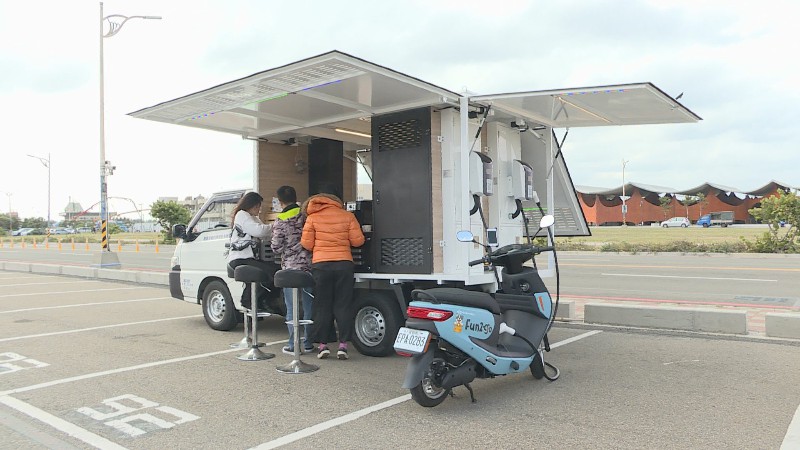 有能源業者結合充電樁、餐飲、和貨車，變成充電小蜜蜂，可以駐點在偏遠地區、或者依照活動的需求，更靈活的調整充電樁的位置。記者奚詩超／攝影。