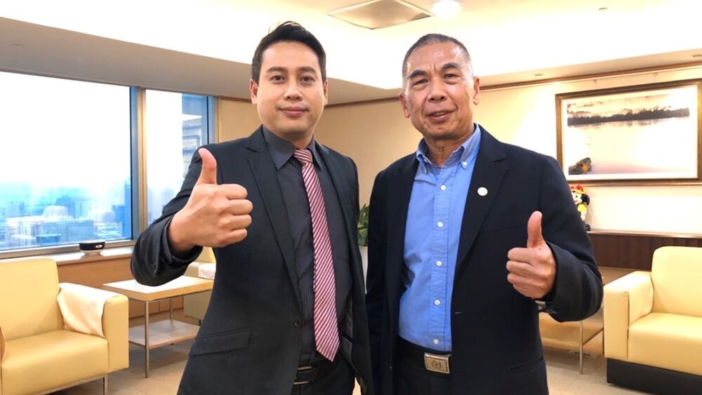 台灣中油總經理兼代董事長李順欽（圖右）接受專訪時表示，天然氣接收站工程對潮間帶的影響，已經降到最低。