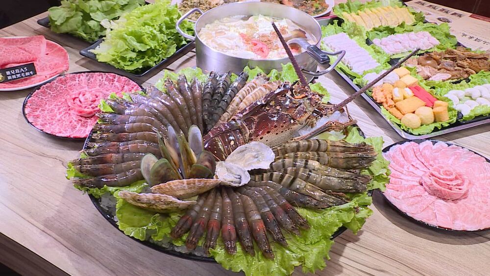 超澎派的海鮮盛宴，搭配經典的汕頭沙茶火鍋，最是絕配。（記者吳承恩／攝影）