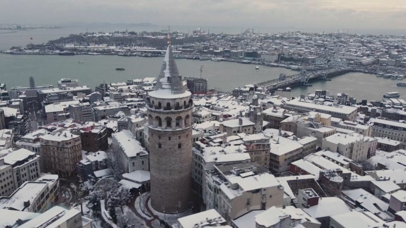 位在歐亞交界的土耳其，正遭逢35年來最嚴重雪災，整座城市等同進入封城狀態。