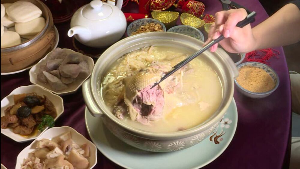 台北有家經營三十年的江浙餐廳，招牌老鴨煲選用宜蘭土番鴨和金華火腿，燉煮八小時，鴨肉骨肉分離、入口即化。(記者吳承芸／攝影)