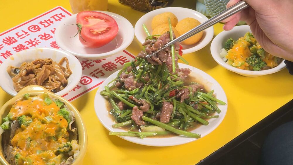 台北寧夏夜市，賣了61年的沙茶牛肉攤，招牌的沙茶炒牛肉，拌著沙茶醬，口感滑嫩鹹香，吃來超級唰嘴。(記者吳承芸／攝影)