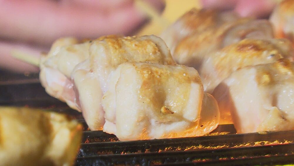 炭火爐端燒烤出來的雞腿肉串，噴香多汁又美味可口。(記者許惟凱／攝影)