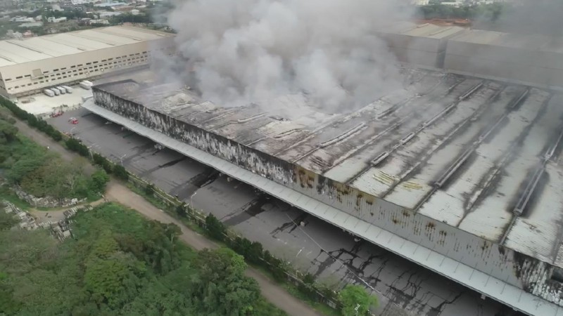 量販店家樂福，14號上午位在桃園楊梅的物流中心發生火警，所幸並無人員傷亡。圖／翻攝自網路。