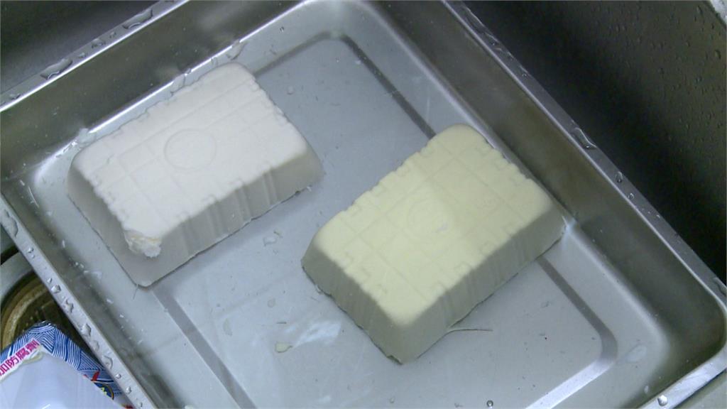 專家教授完美倒出豆腐絕招。圖／台視新聞