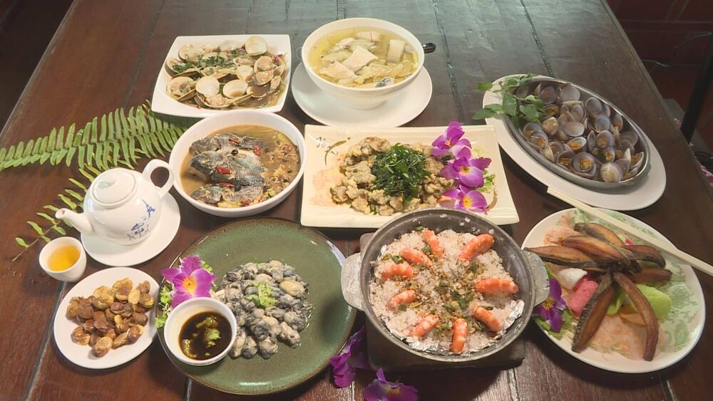 台南七股盛產海鮮，有餐廳端出七寶宴，裡頭有七種海鮮料理，吸引饕客嚐鮮。(記者吳承芸／攝影)