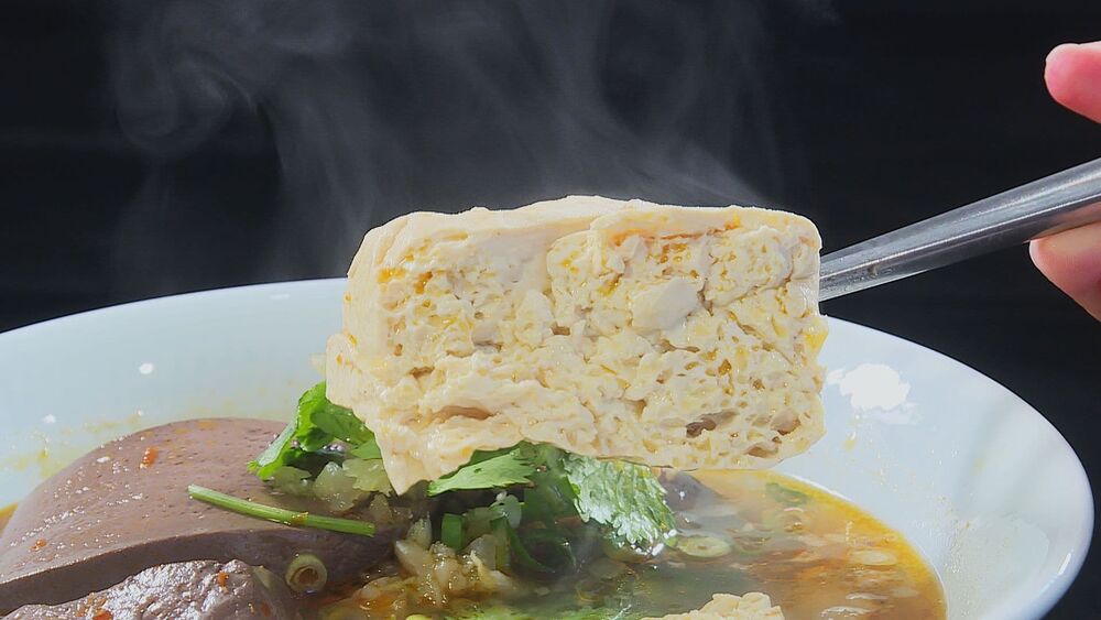 吸飽麻辣湯汁的臭豆腐，吃來軟綿香辣很入味。(記者許惟凱／攝影)
