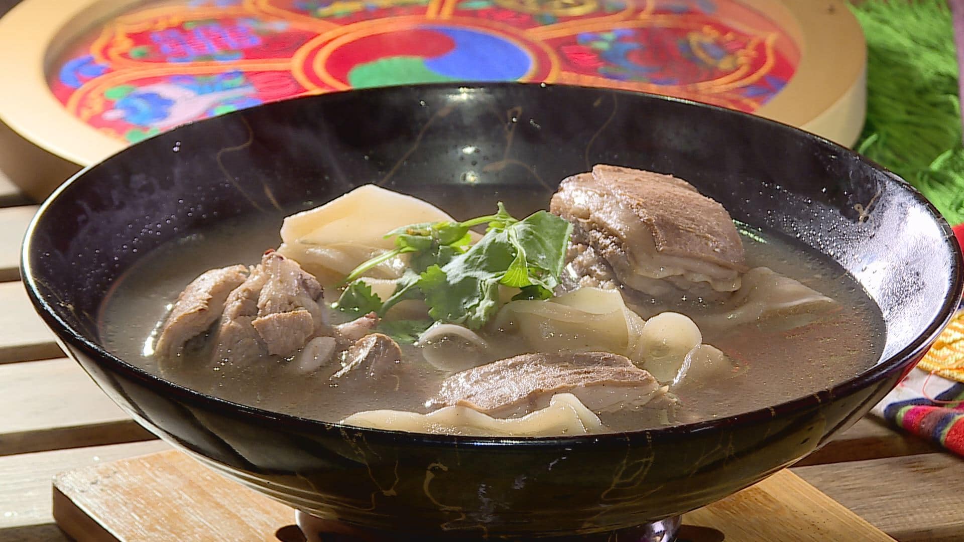 長長的褲帶麵被浸入藏疆人愛喝的紅景天羊肉湯裡，吸飽鮮美，風味十足。（記者吳承恩／攝影）