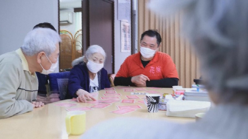相撲選手轉換跑道，擔任業務、照護員等，重新適應沒有相撲光環的人生。