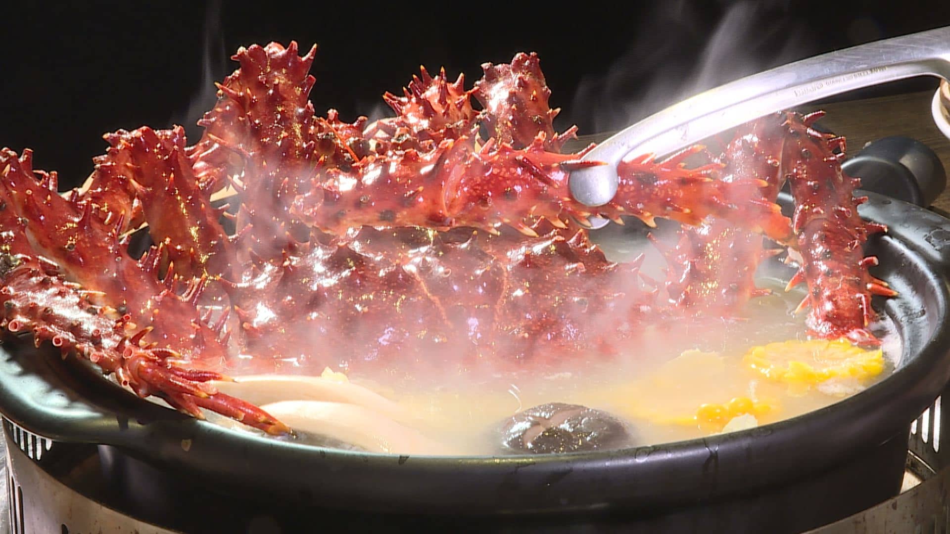 台北有一間營業到凌晨的帝王蟹火鍋餐廳，店家選用從智利海域捕撈之後，急速冷凍空運台灣的頂級帝王蟹，肉質鮮嫩，吃起來就像在產地吃到的一樣鮮美。(記者吳承芸／攝影)