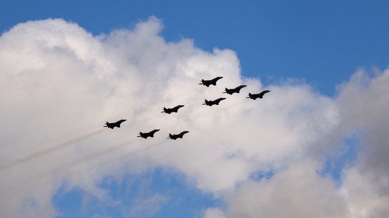 俄羅斯軍隊在勝利日前演練閱兵儀式，多架戰機被拍到以「Z字隊形」飛越紅場上空。（圖／路透社）