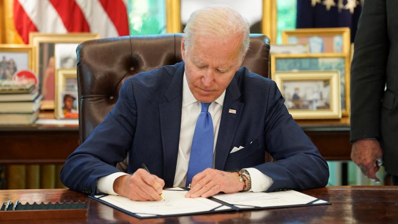 美國總統拜登火速簽署「國防租借法」，將援助烏克蘭更多軍武。（圖／路透社）