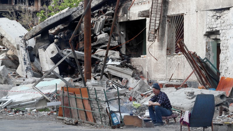 俄軍持續轟炸烏克蘭多座城市，南部城市馬立波到處都是斷垣殘壁。（圖／路透社）