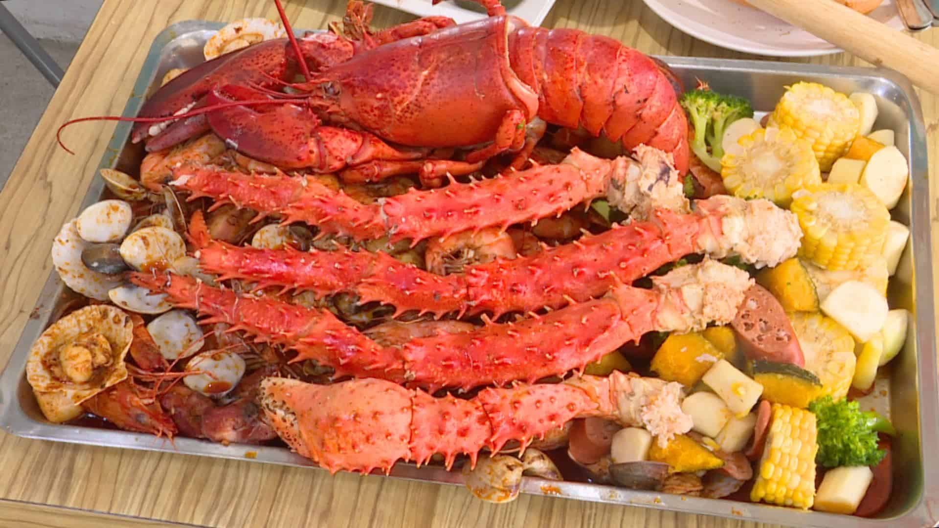 巨大隻的帝王蟹腳和波士頓龍蝦，肉質鮮美Q彈，透過美式手抓海鮮的吃法，吃起來超過癮。(記者林永偉／攝影)