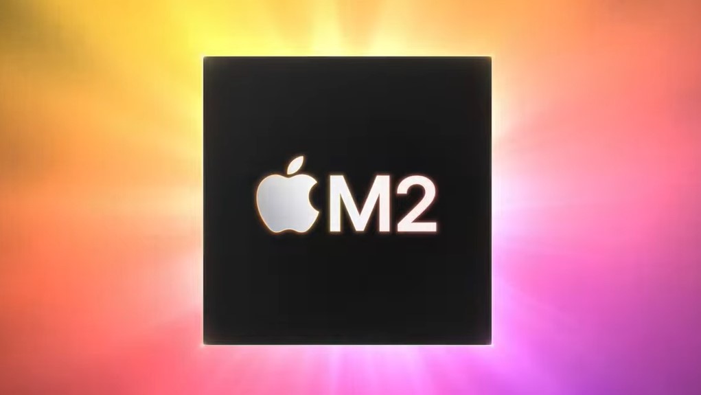 WWDC 22本次推出第二代M晶片「M2」，號稱CPU效能較M1提升18%、GPU也提升35%。（翻攝自蘋果WWDC直播）