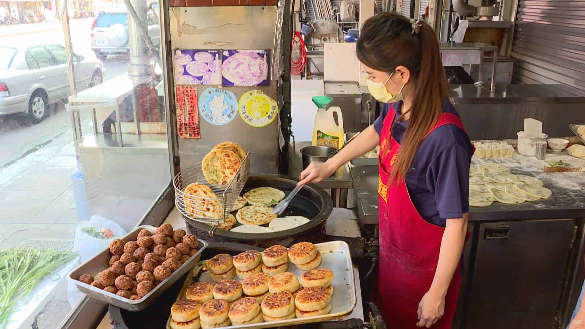 現點現做的蔥油餅、餡餅吃起來香香酥酥，卡滋卡滋的越嚼越有麵香。(記者林永偉／攝影)