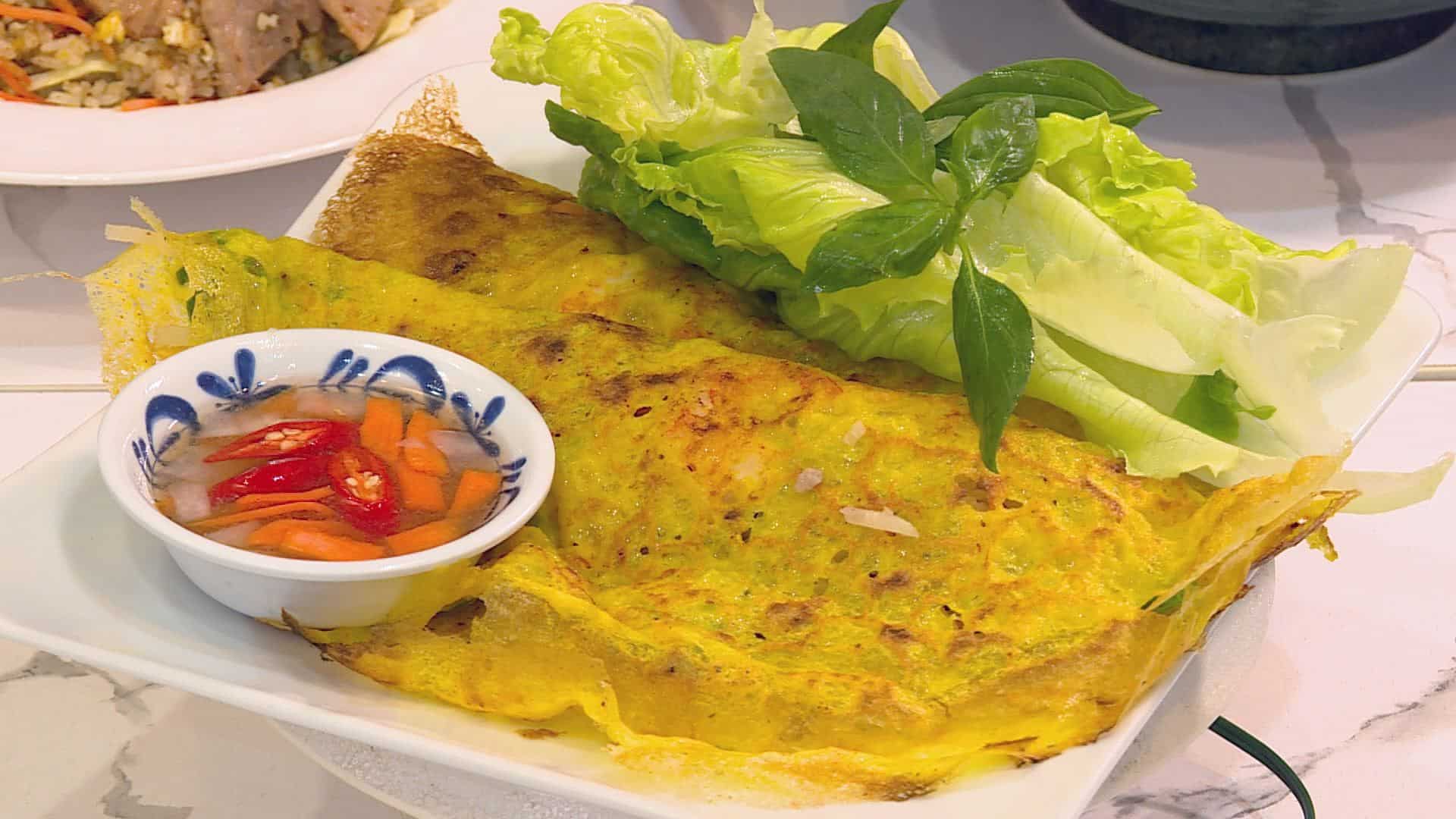 越南道地的街邊美食黃金煎餅，吃起來是薄薄的蛋麵皮口感，包夾蔬菜內餡，口感輕盈爽口。(記者林永偉／攝影)
