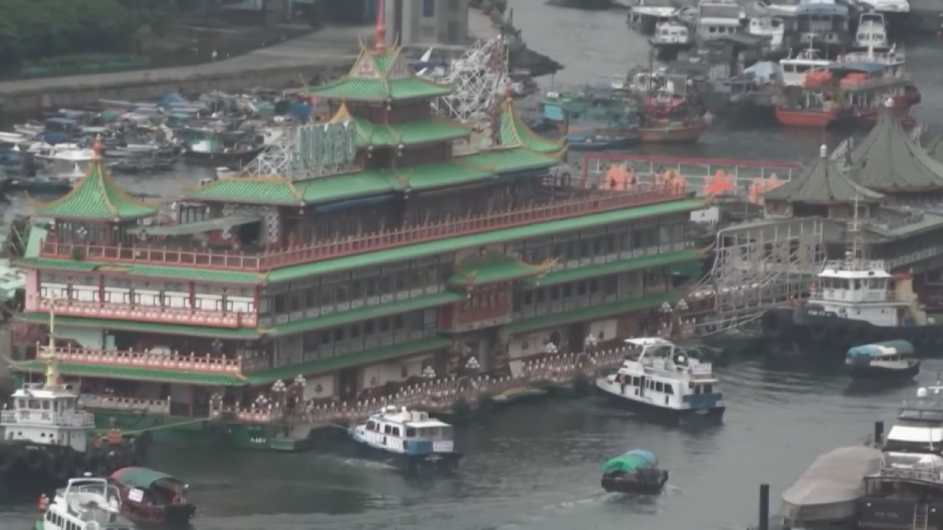 香港知名地標「珍寶海鮮舫」，這間水上餐廳被拖離香港後，居然在南海沉沒。
