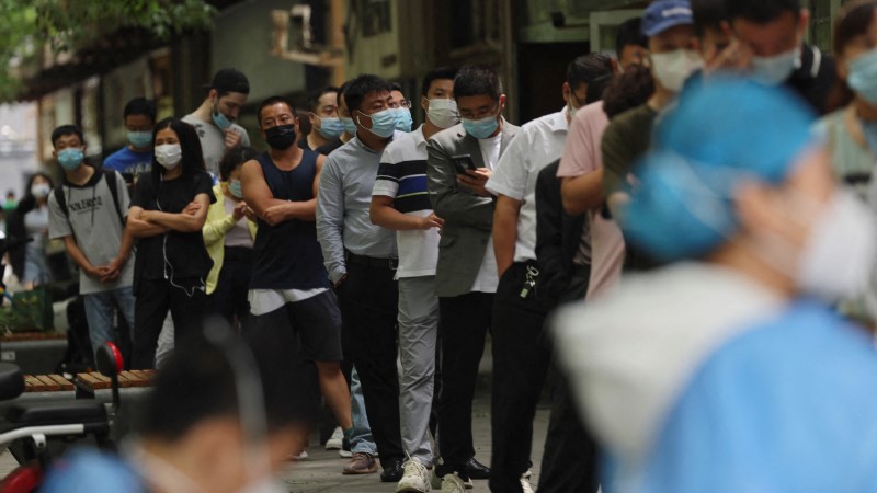 中國北京、上海、西安、澳門等多座城市疫情再起，街上再現長長人龍等待核酸檢測。（圖／路透社）