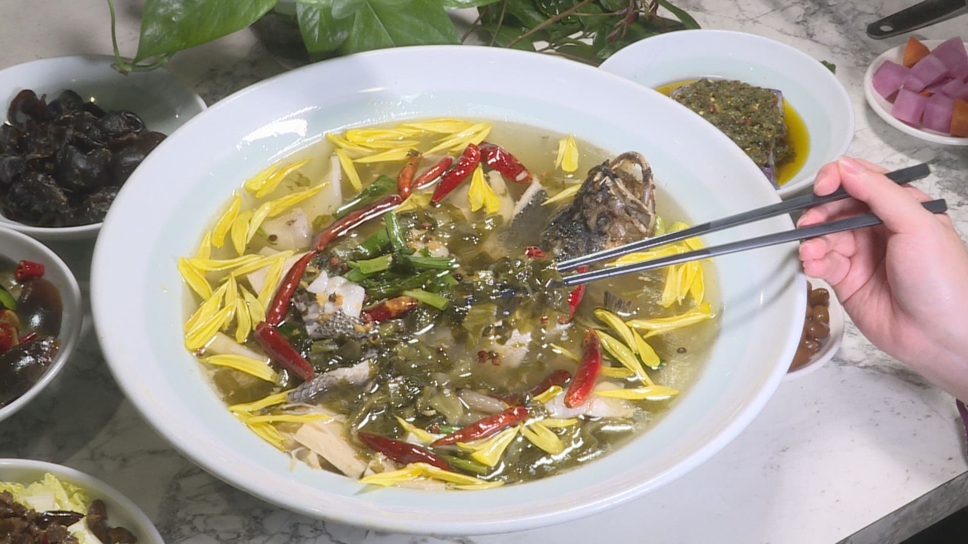 滑嫩的魚片吸飽酸菜湯汁，再澆上特製辣油，滿滿一碗色香味俱全。(記者吳承芸／攝影)