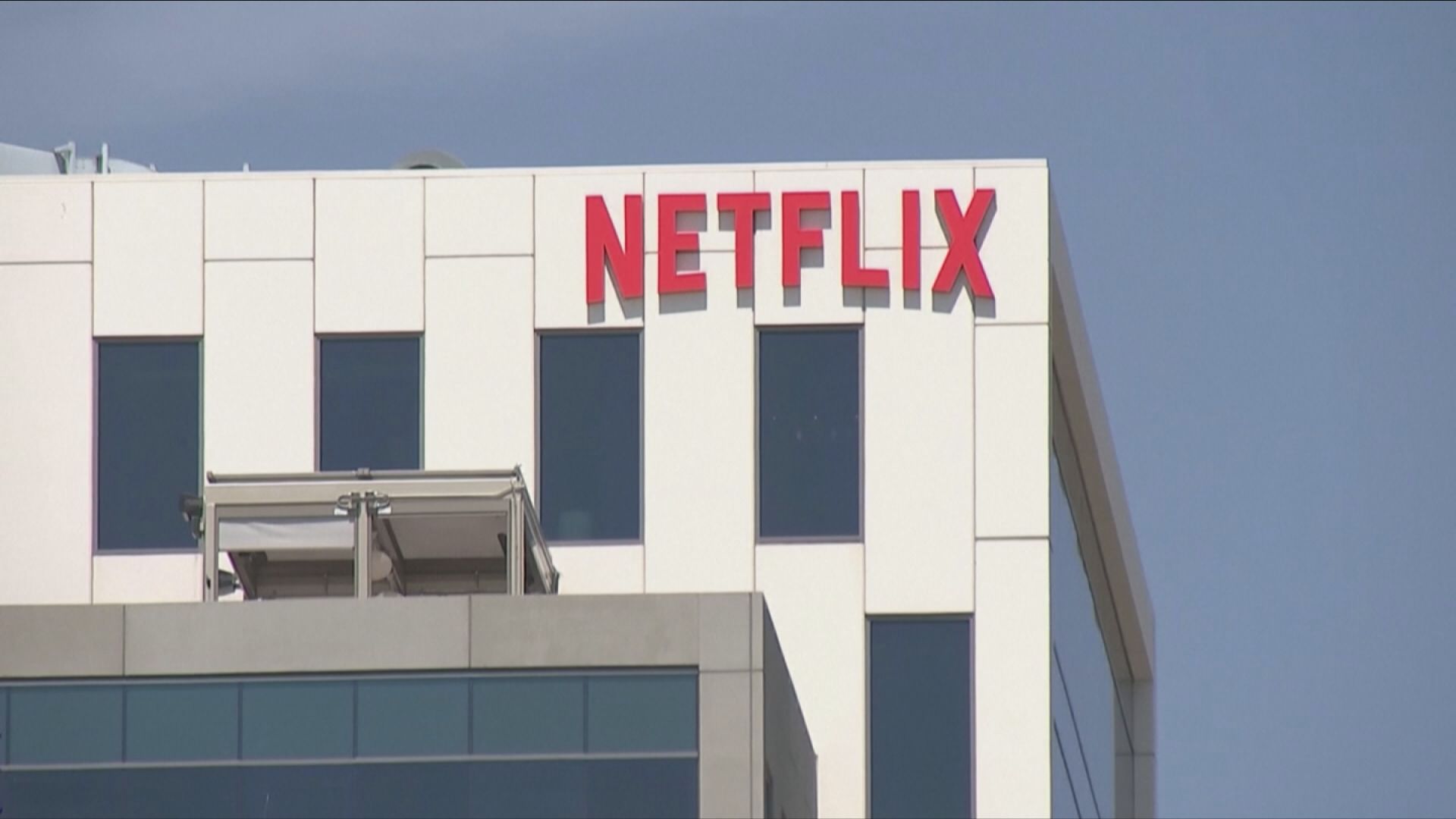 影音串流平台Netflix下周即將公佈第二季財報，市場預期這次表現恐怕也不樂觀，為了挽救下滑的業績，外媒指出，Netflix正在與好萊塢片商，協商調整合約，以便推出價格較低。記者謝隆証／攝影。