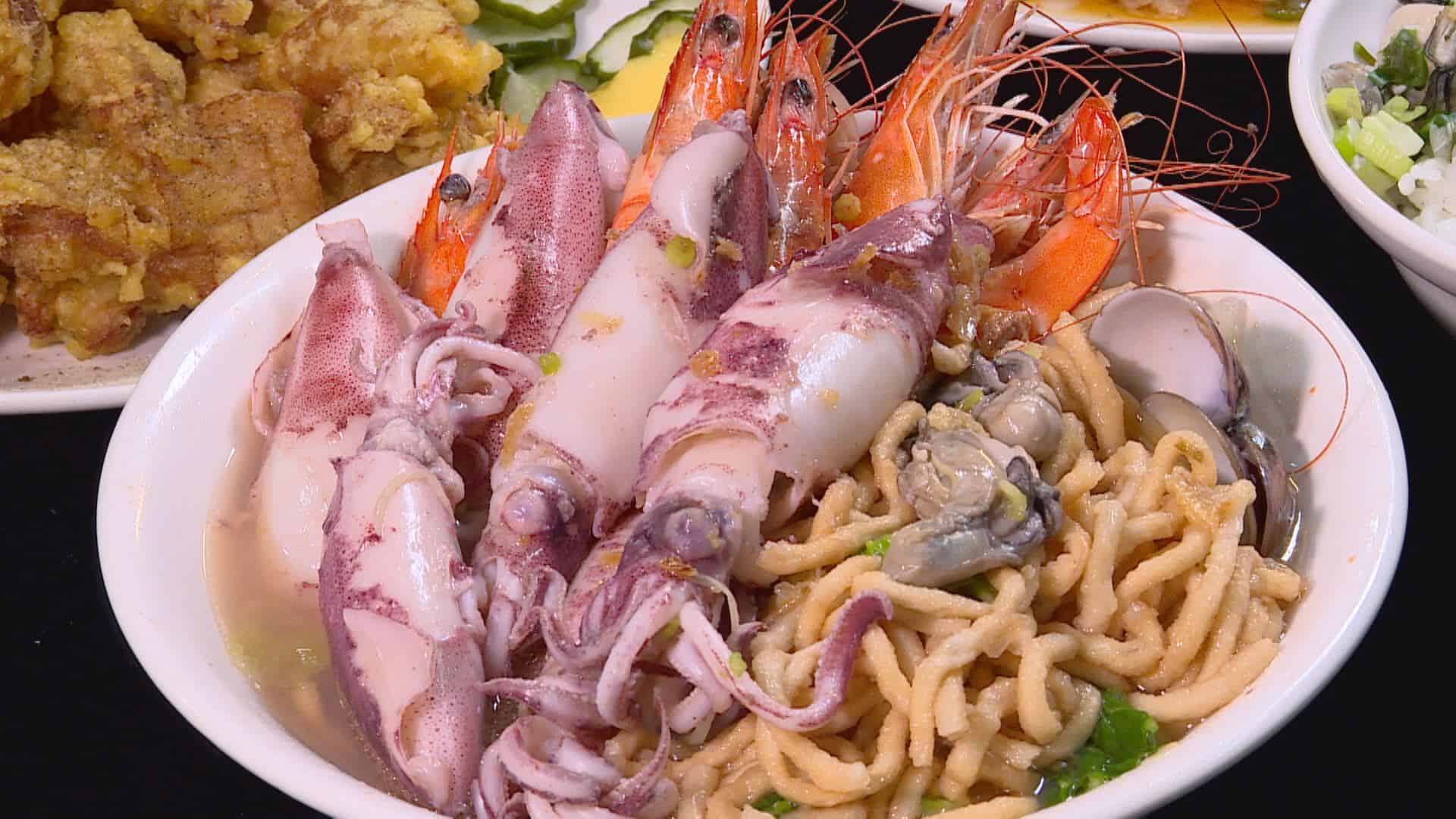 台北安東市場用料很澎湃的海鮮麵店，招牌痛風超蝦海鮮麵，配料滿到整碗，視覺超浮誇。(記者林永偉／攝影)
