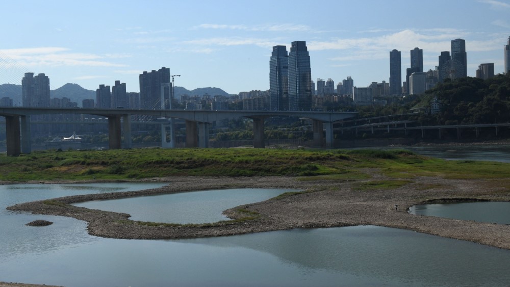 長江流域入水量大減，水位大幅下降，甚至露出河床，導致水電大省四川無法發電，陷入限電危機。（圖／路透社）