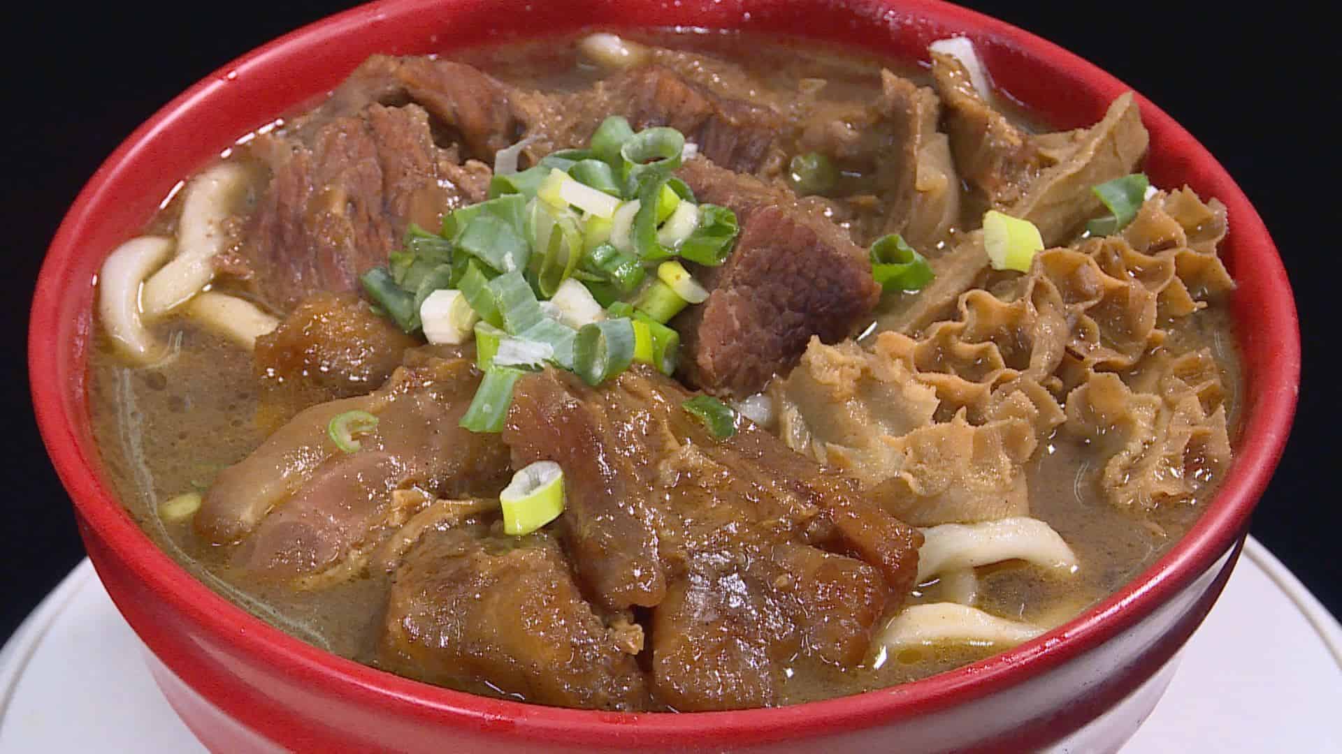 台北市城中市場的老字號牛肉麵，選用現宰土黃牛肉，下鍋滷到透嫩，每一口都讓人過癮。（記者林永偉／攝影）