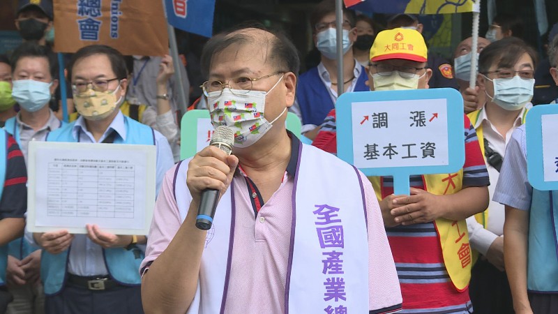基本工資審議委員會1號登場，在會議開始前，勞方再次表達訴求，希望明年基本工資，月薪、時薪都雙雙調漲11%。記者柯思安／攝影。 